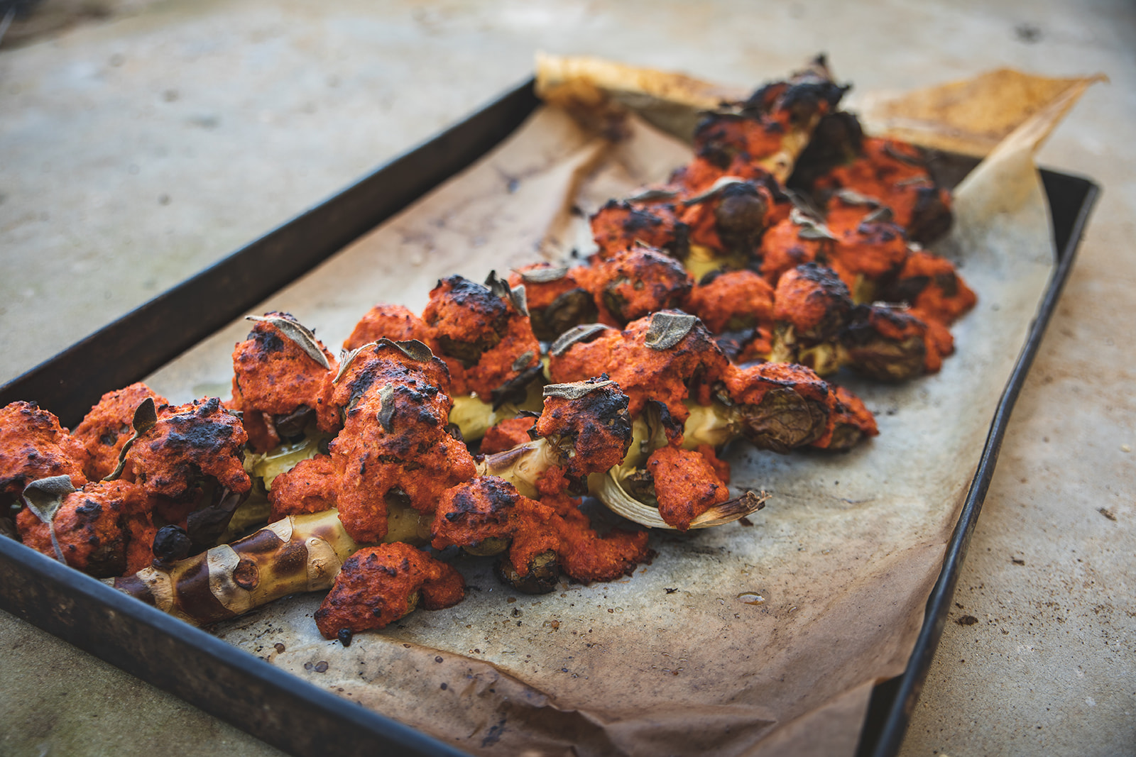 כרוב ניצנים שלם, צלוי ברוטב רומנסקו ומרווה