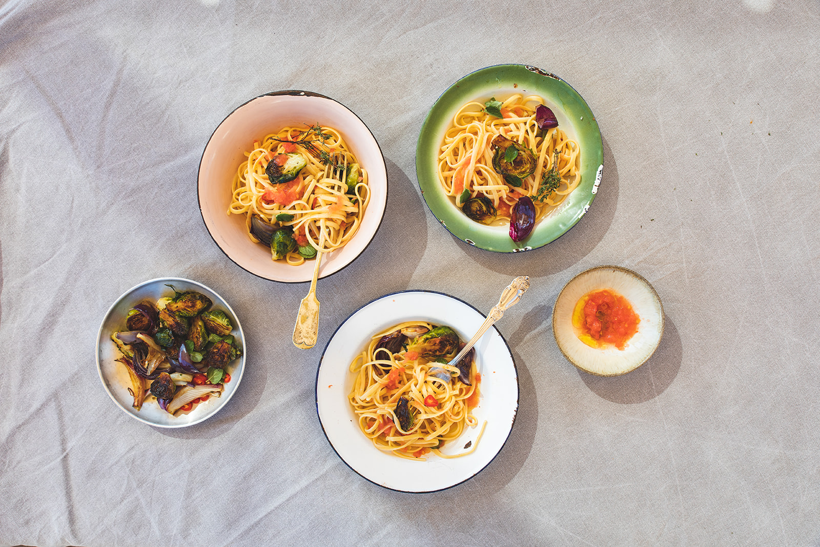 פסטה כרוב ניצנים, בצל סגול, זעתר ועגבניות